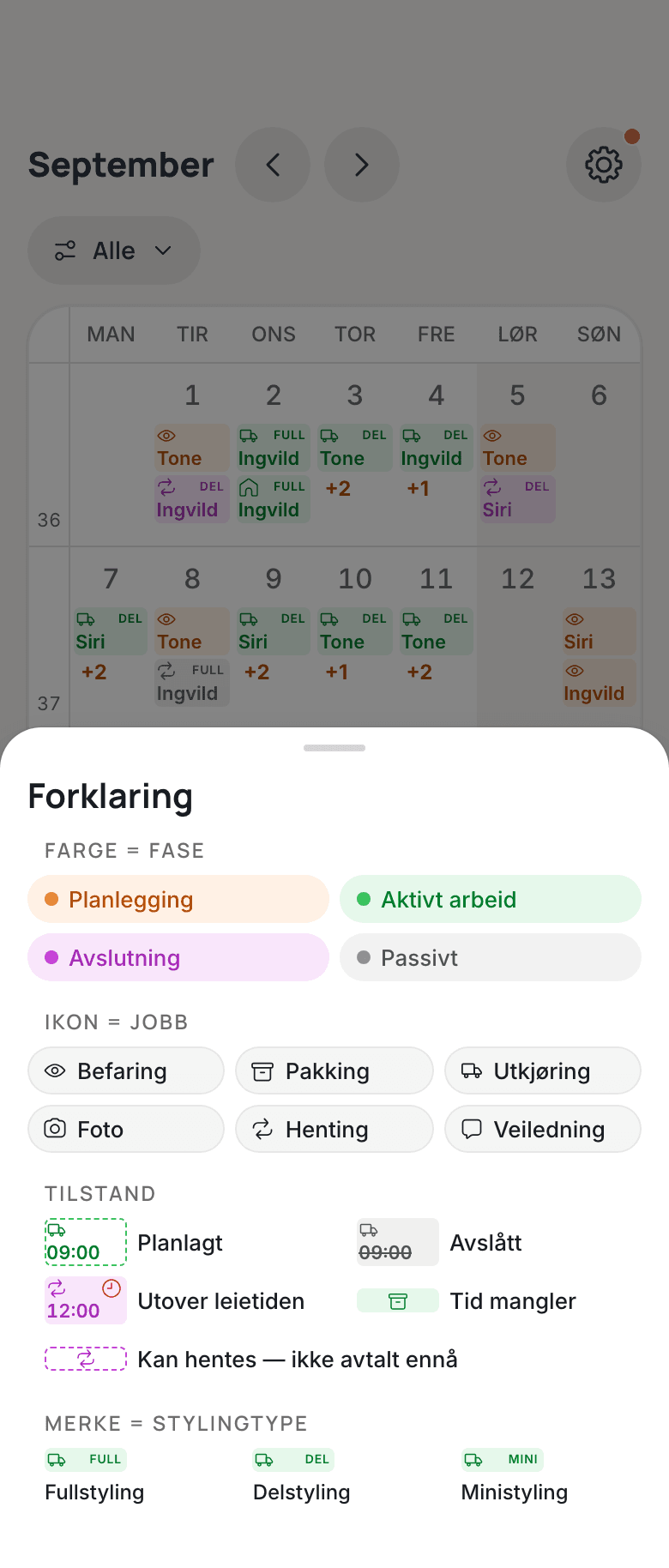 Kalenderen i appen: september full av befaringer, utkjøringer og hentinger per stylist, med forklaringen åpen — farge er fase, ikon er jobb, merket er stylingtypen.